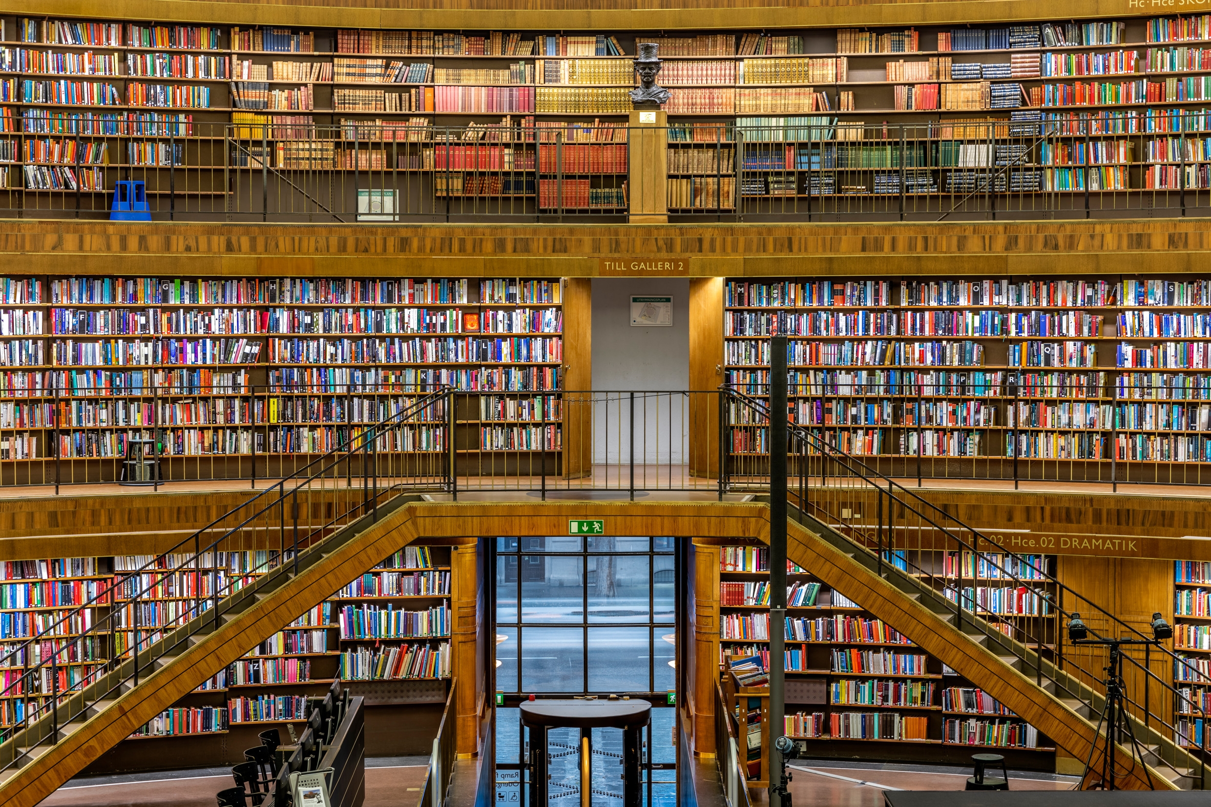 En interiörbild från Stockholms stadsbibliotek med flera hyllmeter fulla med böcker.